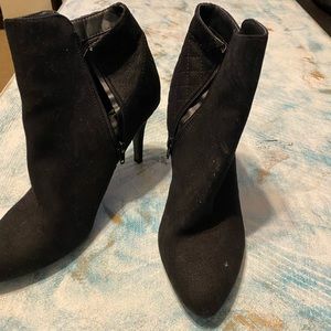 Dexflex comfort black heeled booties!
